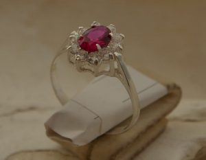 srebrny pierścionek rubin i cyrkonie